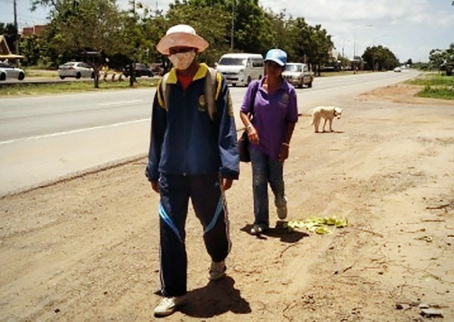 Cặp vợ chồng nghèo Thái Lan đi bộ 300 km để về quê thăm mẹ ốm - Ảnh 1.