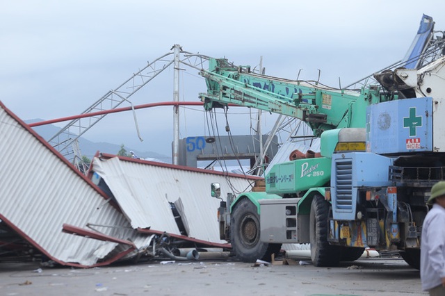 Lốc xoáy kinh hoàng ở Vĩnh Phúc: Tôi chỉ kịp chui xuống đống lá để cứu lấy mình, khi cơn lốc đi qua tôi đã nghĩ cả gia đình không còn ai sống sót - Ảnh 8.