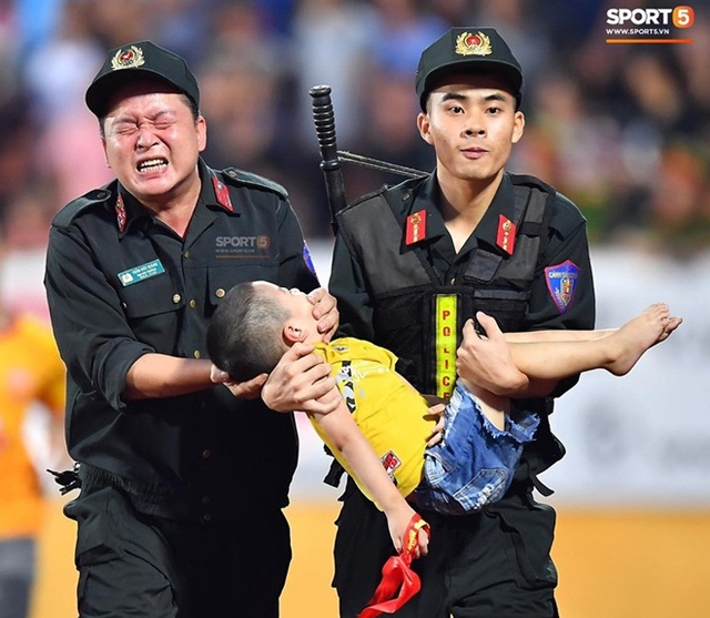Bức ảnh chiến sĩ cảnh sát cơ động nén đau ngăn bé trai cắn lưỡi đạt giải cao nhất Khoảnh khắc báo chí 2019 - Ảnh 5.