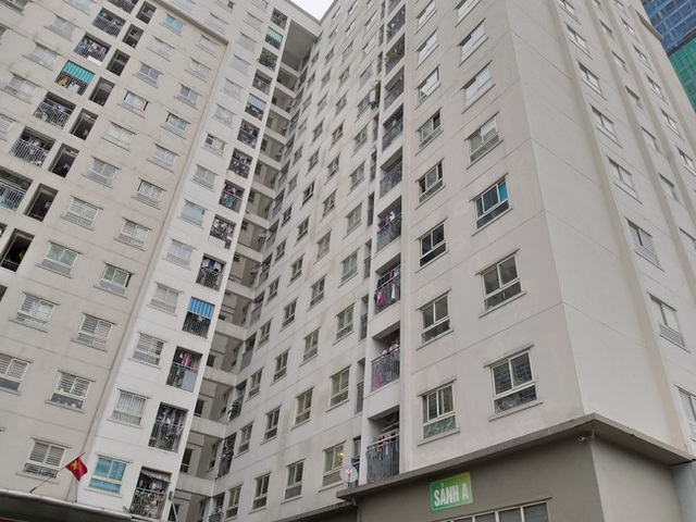 Nồi cơm điện rơi từ tầng cao chung cư ở Hà Nội vỡ tung tóe không ai nhận trách nhiệm - Ảnh 2.
