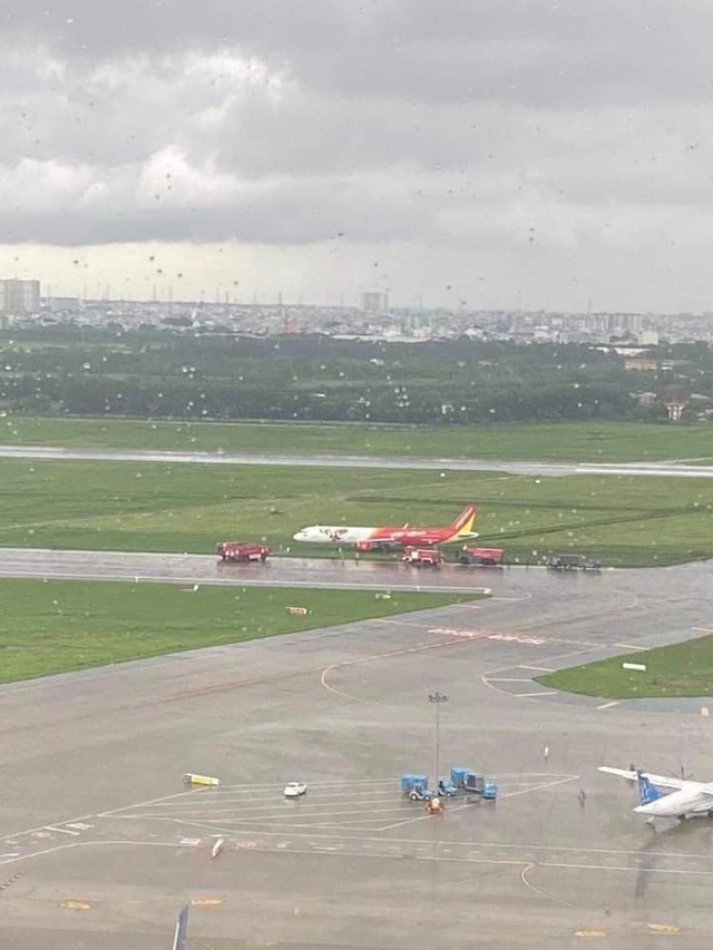 Máy bay Vietjet lao ra khỏi đường băng Tân Sơn Nhất - Ảnh 2.