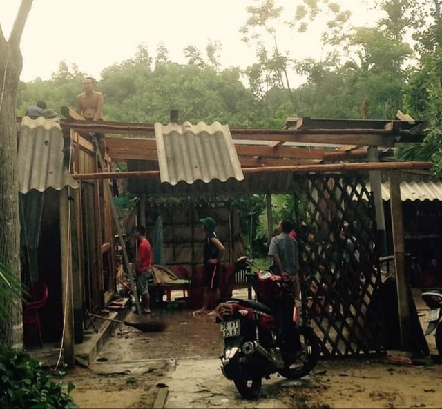 Lốc xoáy khiến hàng chục nhà dân huyện miền núi Hà Tĩnh bị tốc mái - Ảnh 1.