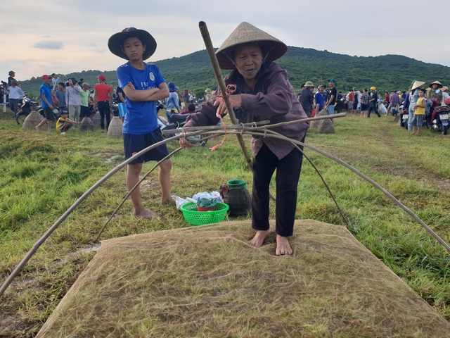 Hàng nghìn người dân Hà Tĩnh đội nắng tham gia ngày hội đánh cá cầu may - Ảnh 6.