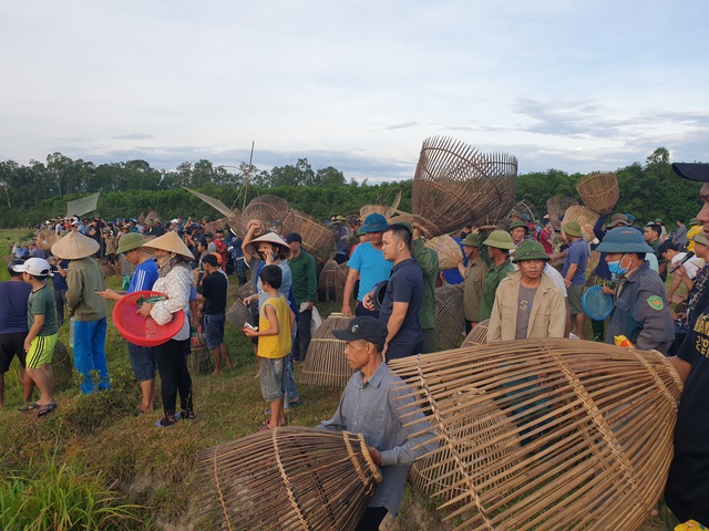 Hàng nghìn người dân Hà Tĩnh đội nắng tham gia ngày hội đánh cá cầu may - Ảnh 7.