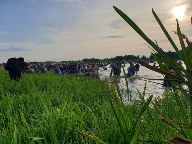 Hàng nghìn người dân Hà Tĩnh đội nắng tham gia ngày hội đánh cá cầu may - Ảnh 9.