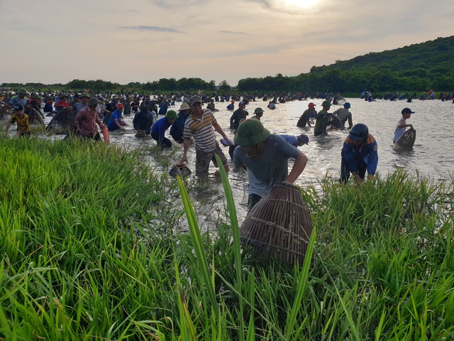 Hàng nghìn người dân Hà Tĩnh đội nắng tham gia ngày hội đánh cá cầu may - Ảnh 10.