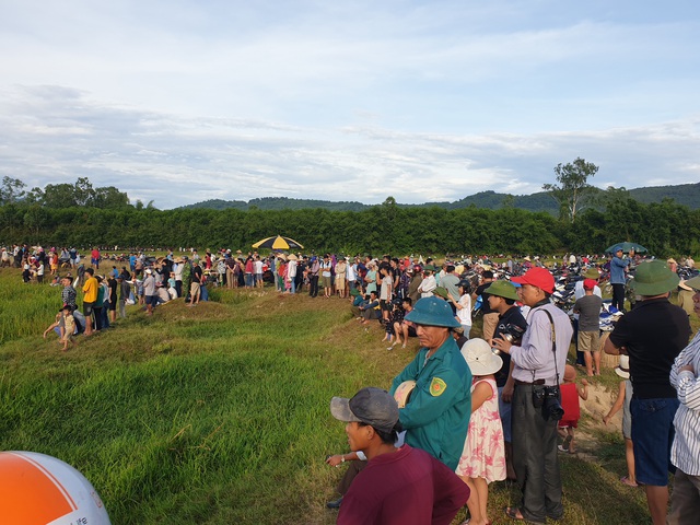 Hàng nghìn người dân Hà Tĩnh đội nắng tham gia ngày hội đánh cá cầu may - Ảnh 17.