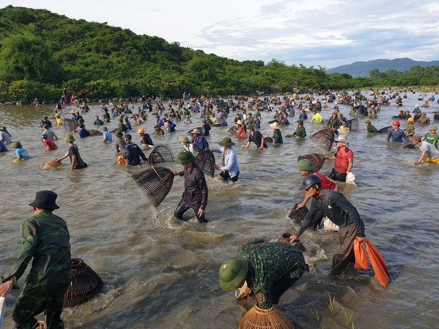 Hàng nghìn người dân Hà Tĩnh đội nắng tham gia ngày hội đánh cá cầu may - Ảnh 13.