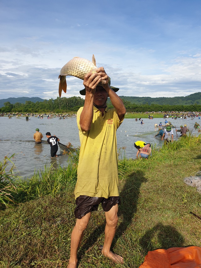 Hàng nghìn người dân Hà Tĩnh đội nắng tham gia ngày hội đánh cá cầu may - Ảnh 15.