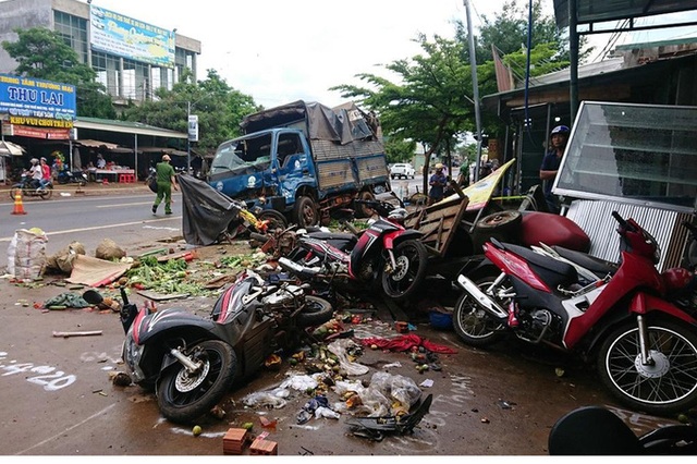 Buổi sáng tang thương trước cổng chợ - Ảnh 4.