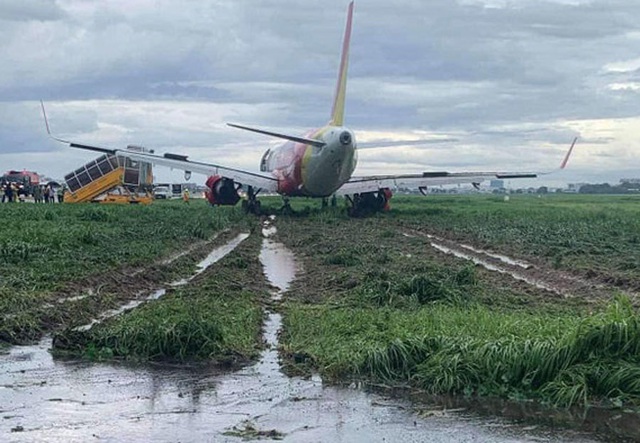 Tạm thu bằng lái 2 phi công, đình chỉ phi hành đoàn máy bay Vietjet trượt đường băng - Ảnh 2.