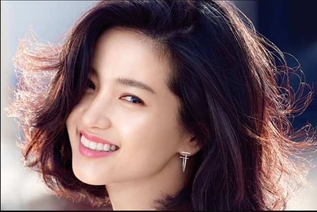 Vẻ ngoài xinh đẹp của nàng thơ phim 18  xuất hiện với Song Joong Ki - Ảnh 2.