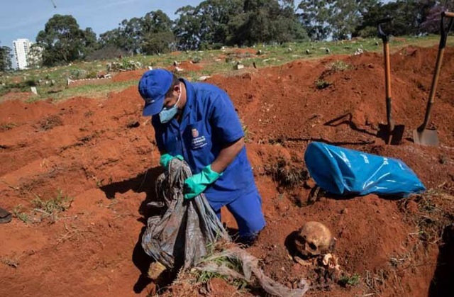 Brazil khai quật mộ lấy chỗ chôn nạn nhân Covid-19 - Ảnh 1.