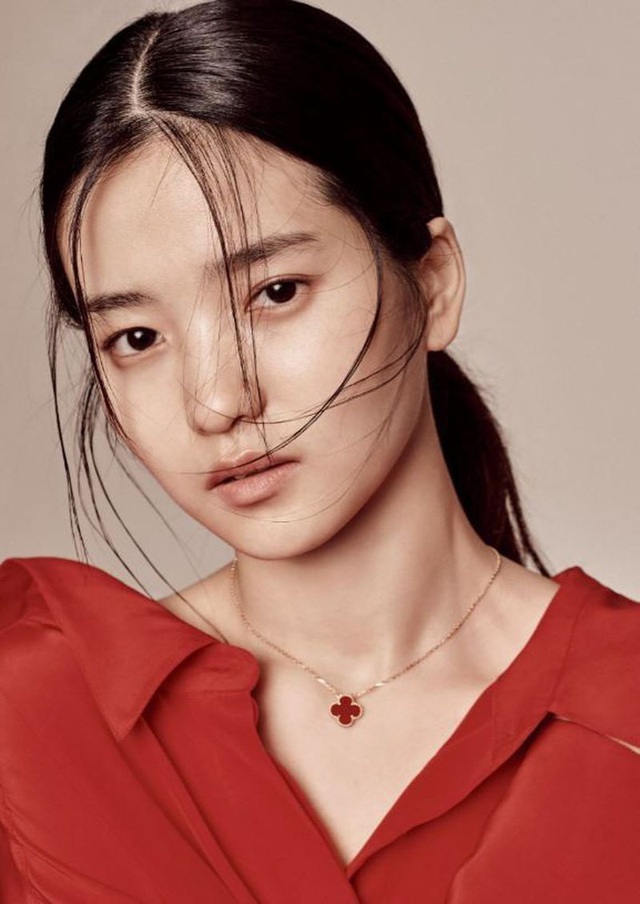 Vẻ ngoài xinh đẹp của nàng thơ phim 18  xuất hiện với Song Joong Ki - Ảnh 4.