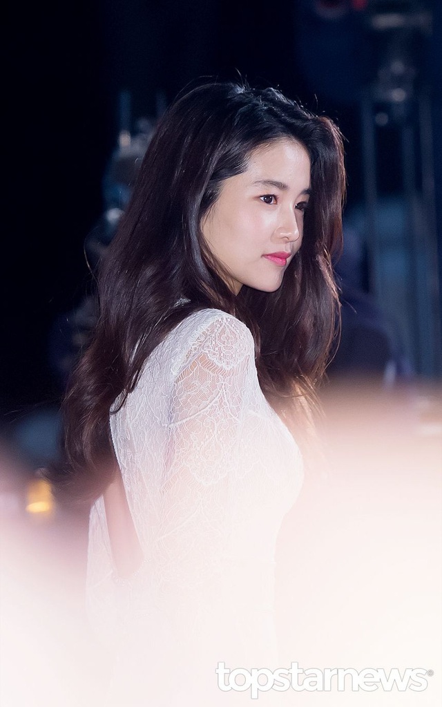 Vẻ ngoài xinh đẹp của nàng thơ phim 18  xuất hiện với Song Joong Ki - Ảnh 7.