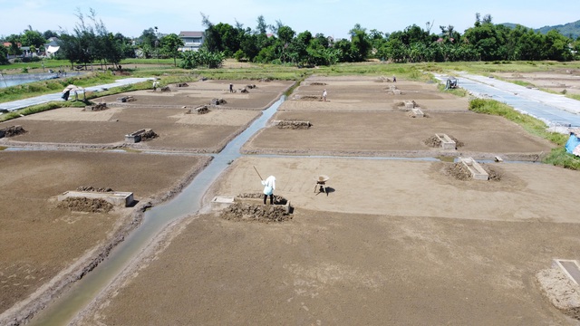 Diêm dân Hà Tĩnh vật lộn với nghề càng nắng nóng càng có thêm thu nhập - Ảnh 3.