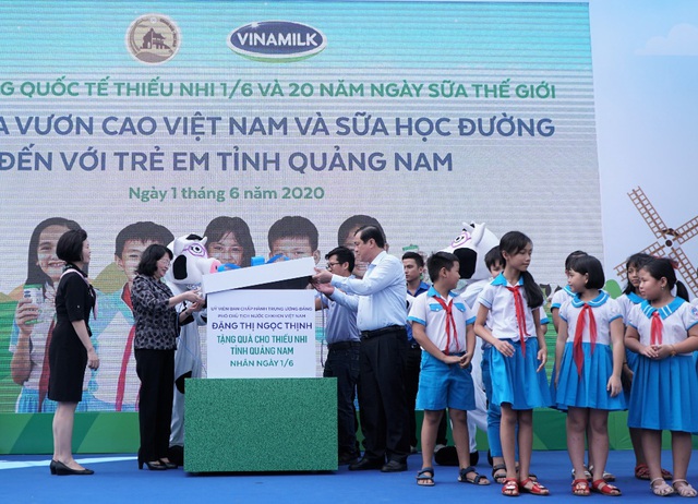 34.000 trẻ em Quảng Nam đón nhận niềm vui uống sữa từ Vinamilk trong ngày 1/6 - Ảnh 1.