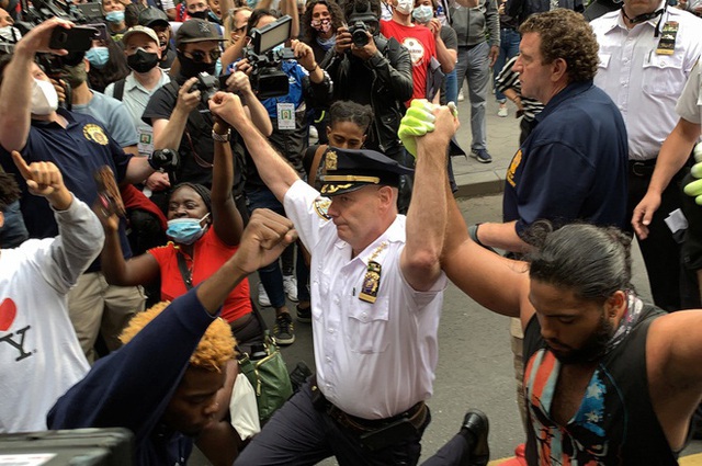 Cảnh sát trưởng New York quỳ gối ủng hộ người biểu tình - Ảnh 2.