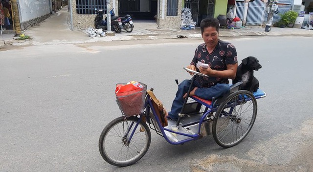 Chú chó ngậm vé số theo chủ tật nguyền mưu sinh ở Phú Quốc - Ảnh 4.