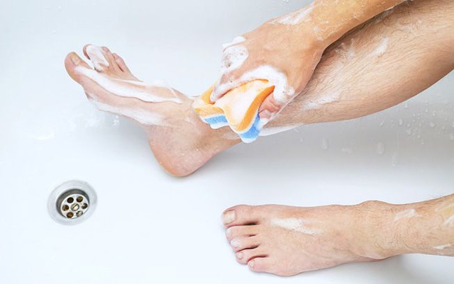Hầu hết nam giới bỏ qua công đoạn quan trọng này khi tắm gây nhiều hệ lụy cho sức khỏe - Ảnh 1.