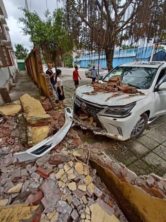 Xe Lexus đâm sập hàng rào, hỏng phần đầu nhưng nguyên nhân vụ việc mới là vấn đề gây đau đầu - Ảnh 2.