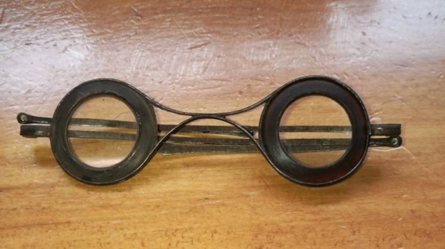 Cặp kính nhặt ở bãi rác được bán đấu giá 185 triệu đồng - Ảnh 1.