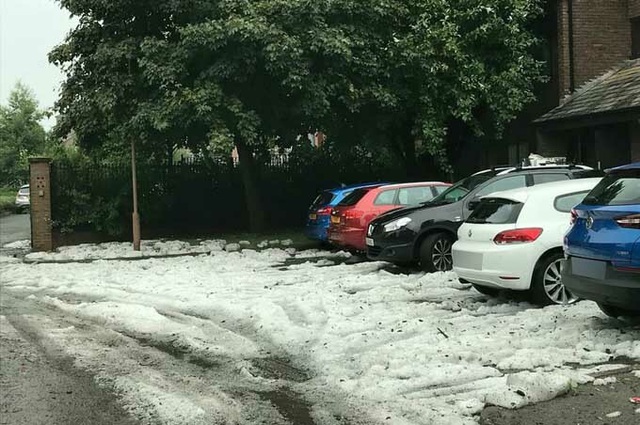 Kỳ lạ: Tuyết rơi dày giữa mùa hè ở Anh - Ảnh 1.