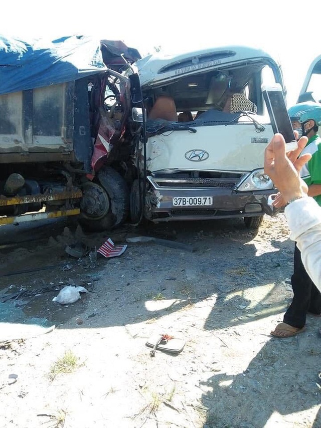Xe khách đấu đầu xe tải, nhiều người bị thương nặng la hét hoảng loạn - Ảnh 1.