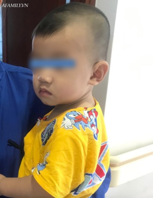 Tai nạn kinh hoàng: Mẹ đi pha sữa cho bú, bé trai 10 tháng tuổi bò xuống gầm bàn nuốt mảnh gương vỡ vào bụng - Ảnh 2. Tai nạn kinh hoàng: Mẹ đi pha sữa cho bú, bé trai 10 tháng tuổi bò xuống gầm bàn nuốt mảnh gương vỡ vào bụng - Ảnh 2.