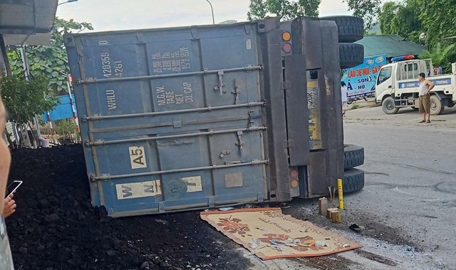 Hai mẹ con bị xe container lật đè chết thương tâm - Ảnh 1. Hai mẹ con bị xe container lật đè chết thương tâm - Ảnh 1.