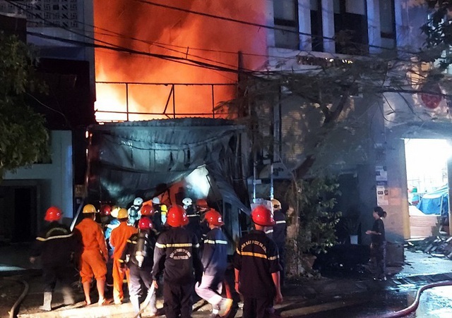 Sau 3 tiếng cháy dữ dội, ngôi nhà 2 tầng đổ sập ở Đà Nẵng - Ảnh 1.