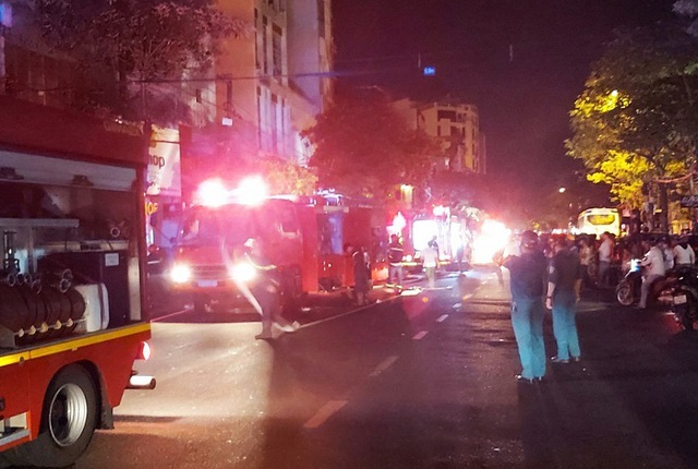 Sau 3 tiếng cháy dữ dội, ngôi nhà 2 tầng đổ sập ở Đà Nẵng - Ảnh 2.