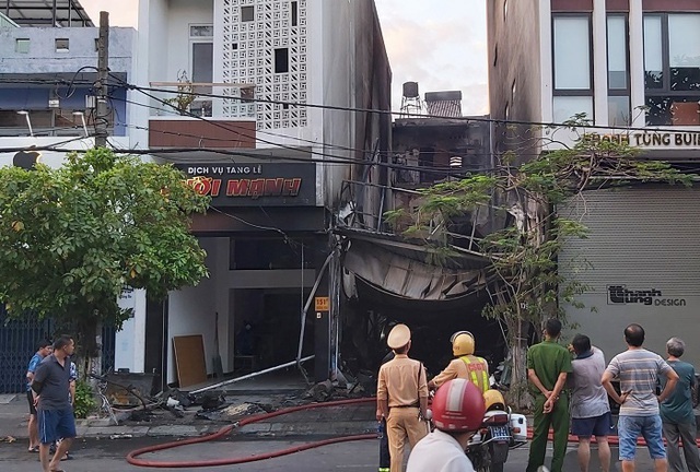 Sau 3 tiếng cháy dữ dội, ngôi nhà 2 tầng đổ sập ở Đà Nẵng - Ảnh 3.