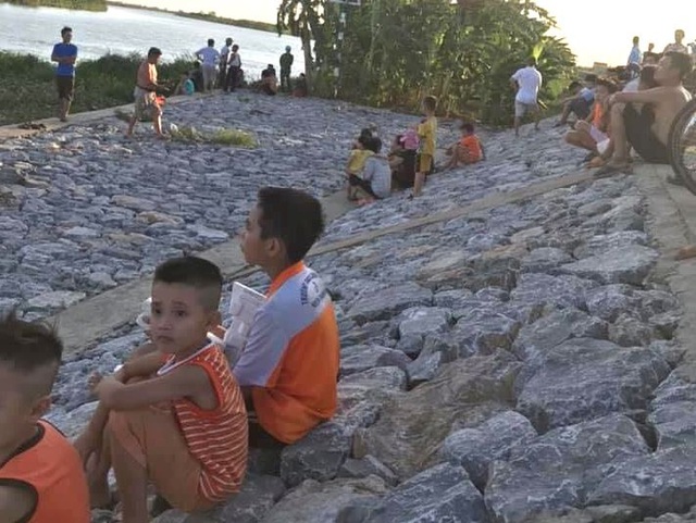 Đã tìm thấy thi thể hai học sinh cấp 3 ở Hải Dương gặp nạn trên sông Thái Bình  - Ảnh 4.