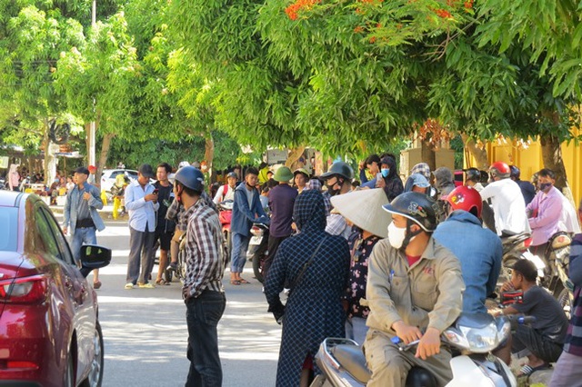 Người dân xứ Nghệ đội nắng mua vé trận Sông Lam Nghệ An – TP. Hồ Chí Minh - Ảnh 2.