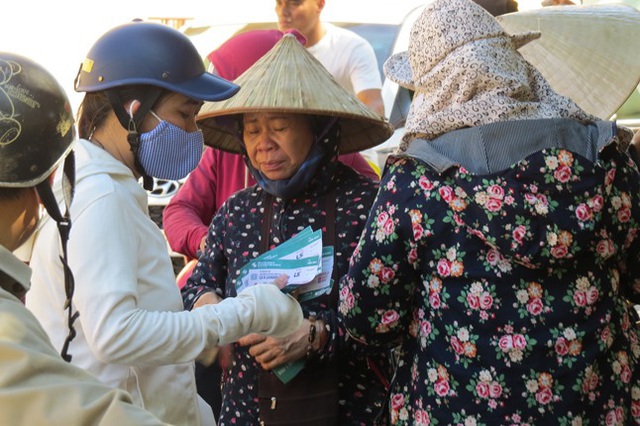 Người dân xứ Nghệ đội nắng mua vé trận Sông Lam Nghệ An – TP. Hồ Chí Minh - Ảnh 6.