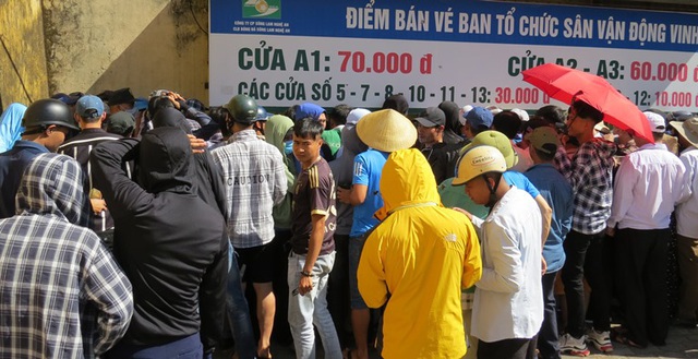 Người dân xứ Nghệ đội nắng mua vé trận Sông Lam Nghệ An – TP. Hồ Chí Minh - Ảnh 8.