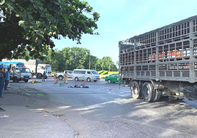 Tai nạn thương tâm: 2 người đàn ông tử vong sau khi va chạm vơi ô tô tải - Ảnh 1.