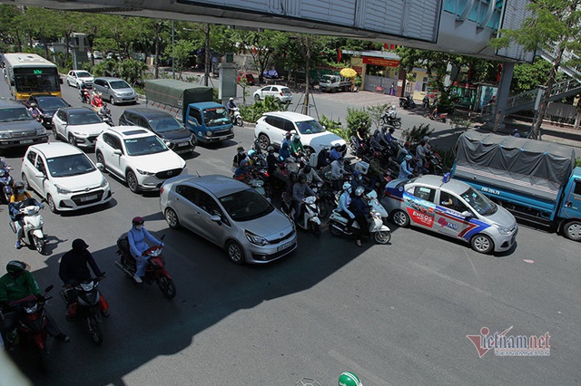 Hà Nội trong những ngày nóng kinh hoàng: Đường vắng như Tết,  lấy bóng xe buýt làm chỗ trú - Ảnh 8.