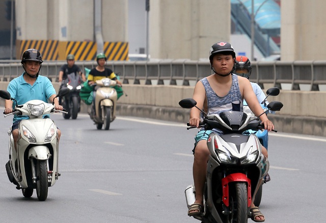 Người dân thoải mái diện áo cộc, bỏ khẩu trang ra đường sau chuỗi ngày nắng nóng đỉnh điểm - Ảnh 10.