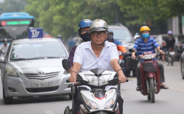 Người dân thoải mái diện áo cộc, bỏ khẩu trang ra đường sau chuỗi ngày nắng nóng đỉnh điểm - Ảnh 11.