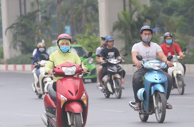 Người dân thoải mái diện áo cộc, bỏ khẩu trang ra đường sau chuỗi ngày nắng nóng đỉnh điểm - Ảnh 13.