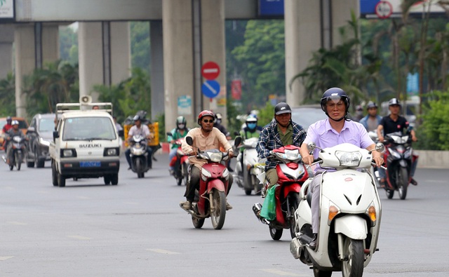 Người dân thoải mái diện áo cộc, bỏ khẩu trang ra đường sau chuỗi ngày nắng nóng đỉnh điểm - Ảnh 14.