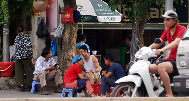 Người dân thoải mái diện áo cộc, bỏ khẩu trang ra đường sau chuỗi ngày nắng nóng đỉnh điểm - Ảnh 9.