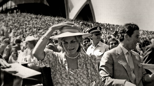 Sự thật ít ai biết về tấm hình Công nương Diana bật khóc nức nở giữa đám đông còn Thái tử Charles dửng dưng nhìn sang chỗ khác mỉm cười  - Ảnh 1.