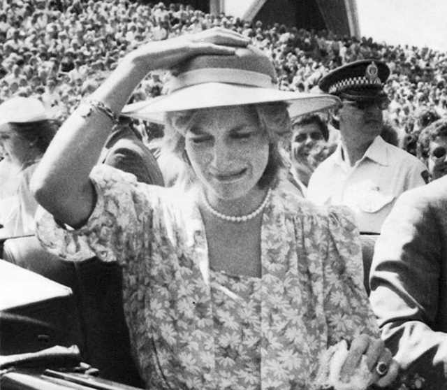 Sự thật ít ai biết về tấm hình Công nương Diana bật khóc nức nở giữa đám đông còn Thái tử Charles dửng dưng nhìn sang chỗ khác mỉm cười  - Ảnh 3.