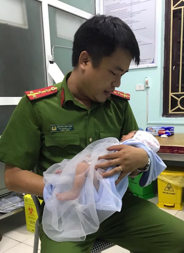 Hà Nội: Bé trai sơ sinh bị mẹ bỏ rơi ngoài cánh đồng trong đêm tối được công an chăm sóc - Ảnh 1.