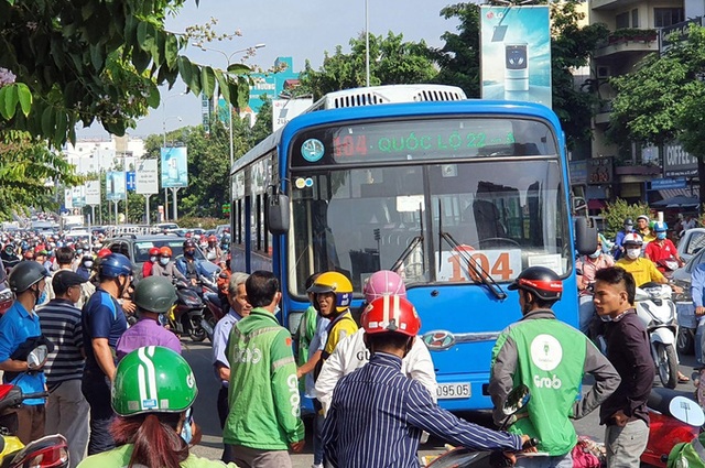 Hàng chục người đẩy xe buýt cứu phụ nữ mắc kẹt - Ảnh 2.
