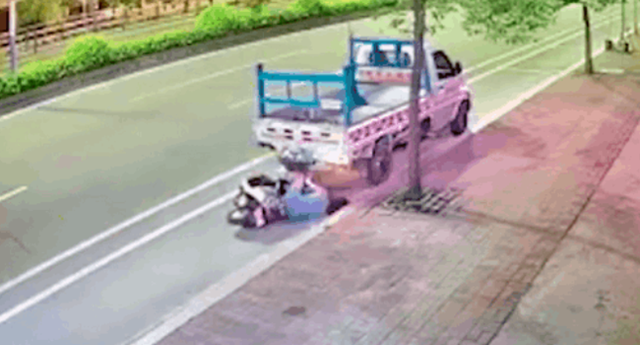 Cô gái trẻ đi xe máy tông cực mạnh vào đuôi xe tải đỗ bên đường, phản ứng sau đó khiến ai nấy hãi hùng - Ảnh 1.