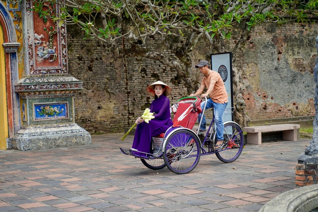 Hoa hậu Khánh Vân hoá “nàng thơ” xứ Huế trong tà áo dài tím  - Ảnh 4.